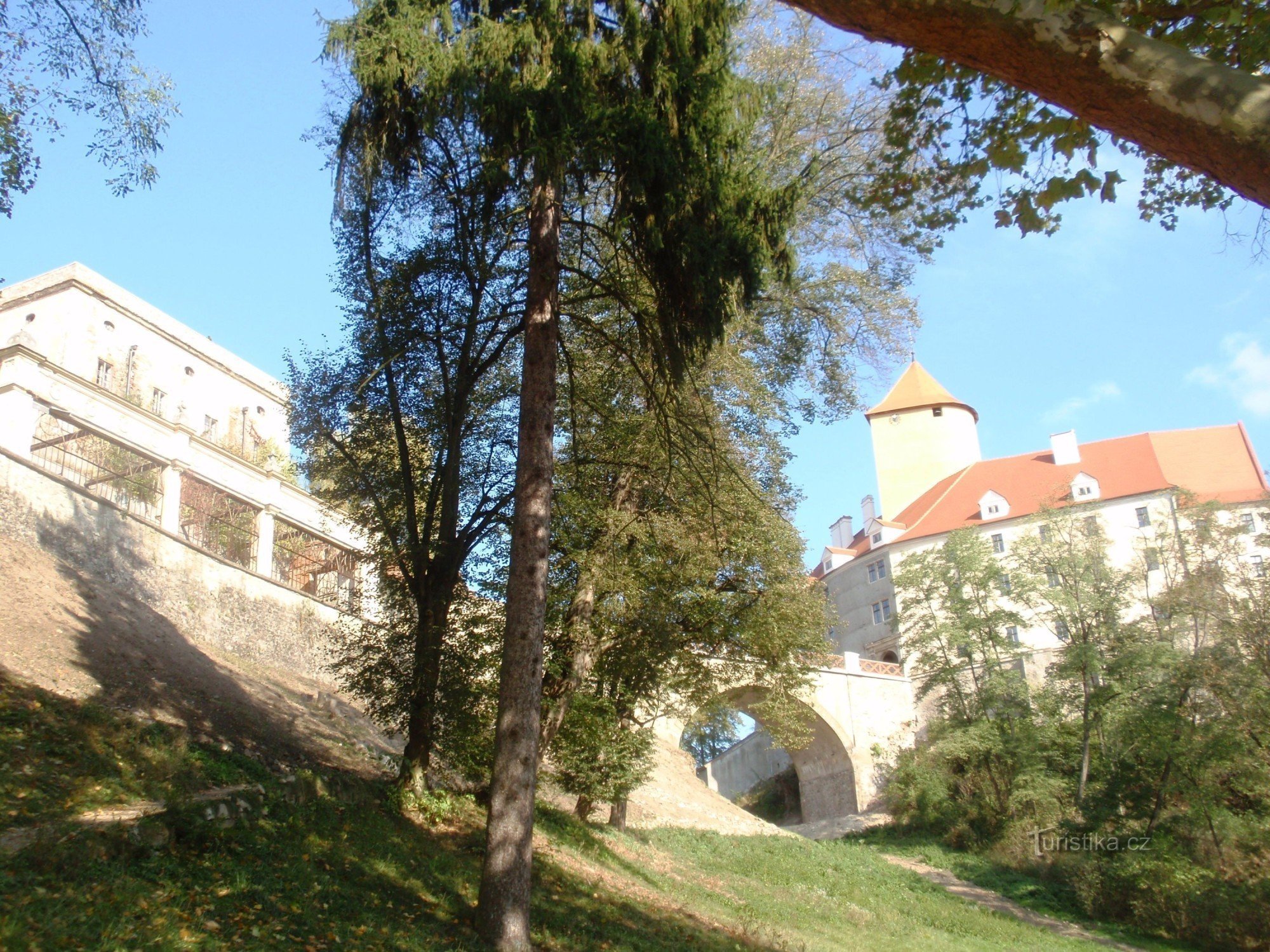 De la Castelul Veveří pe lângă baraj înapoi la Brno