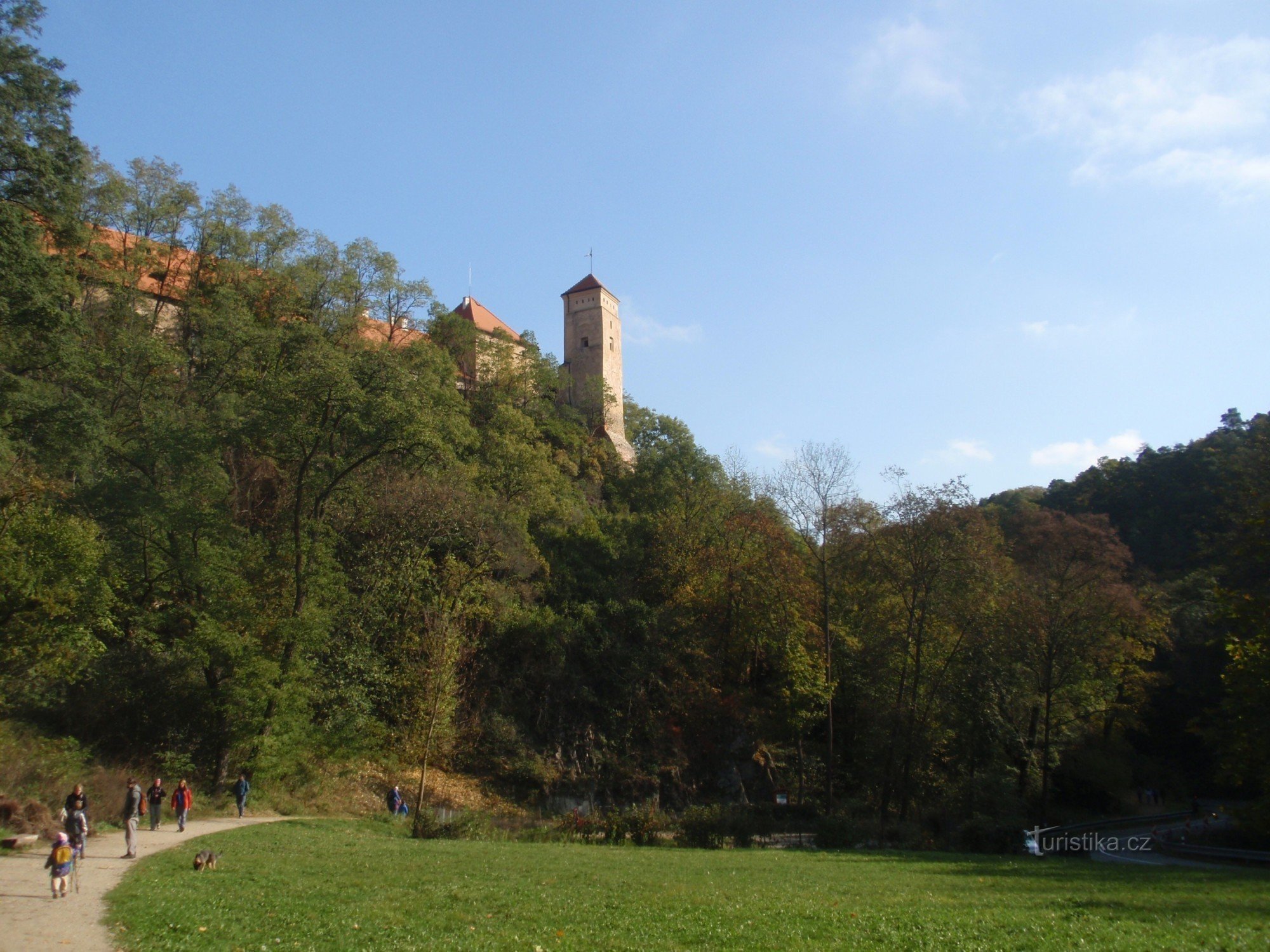 De la Castelul Veveří pe lângă baraj înapoi la Brno