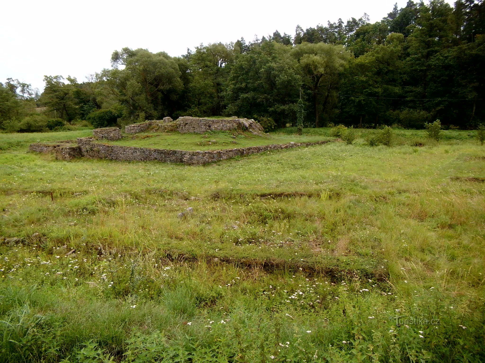 De Hrotovice a Hrotovice a través del extinto asentamiento de Mstěnice