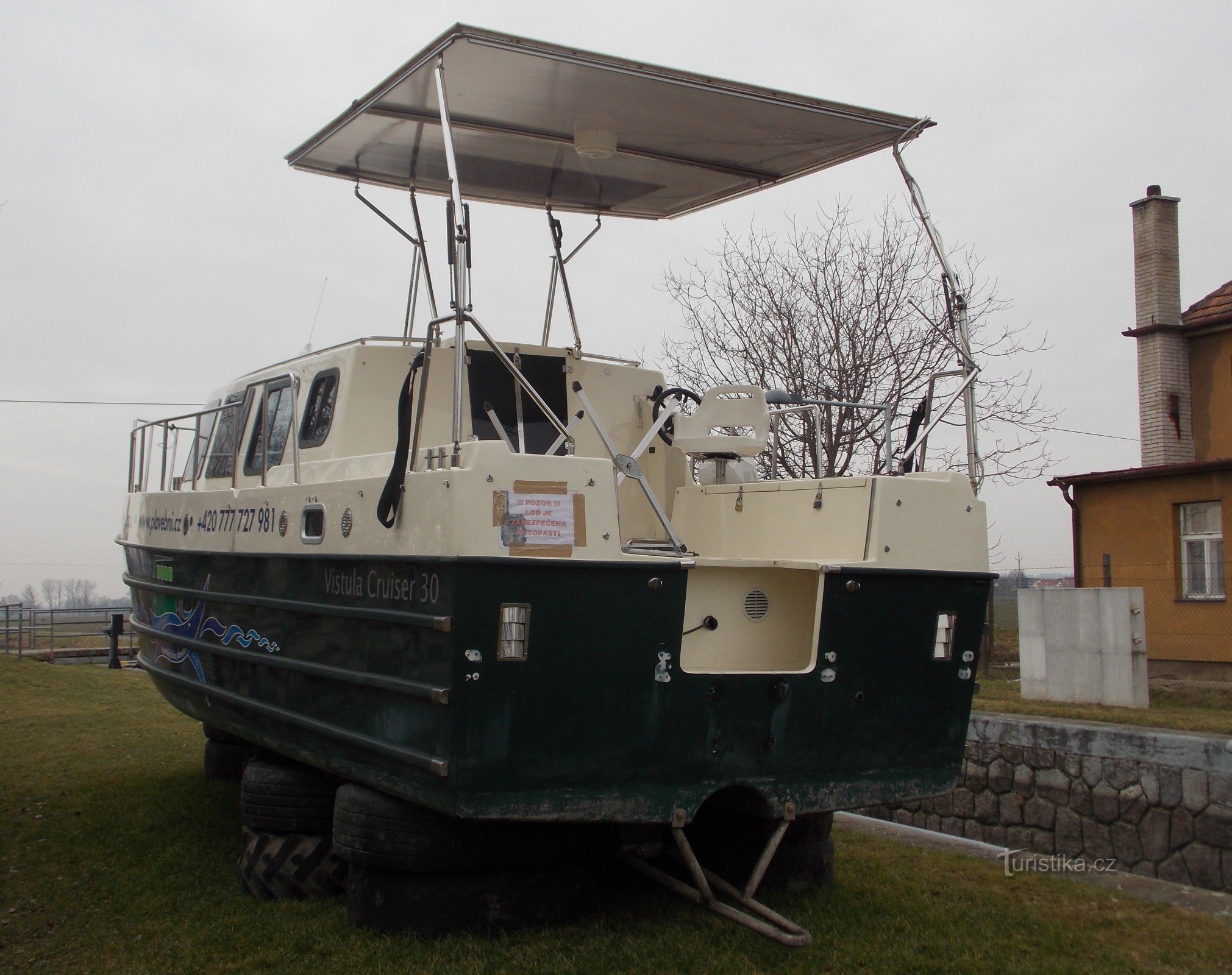 Von Huštěnovice bis zum Kirchenschiff Babice am Baťa-Kanal