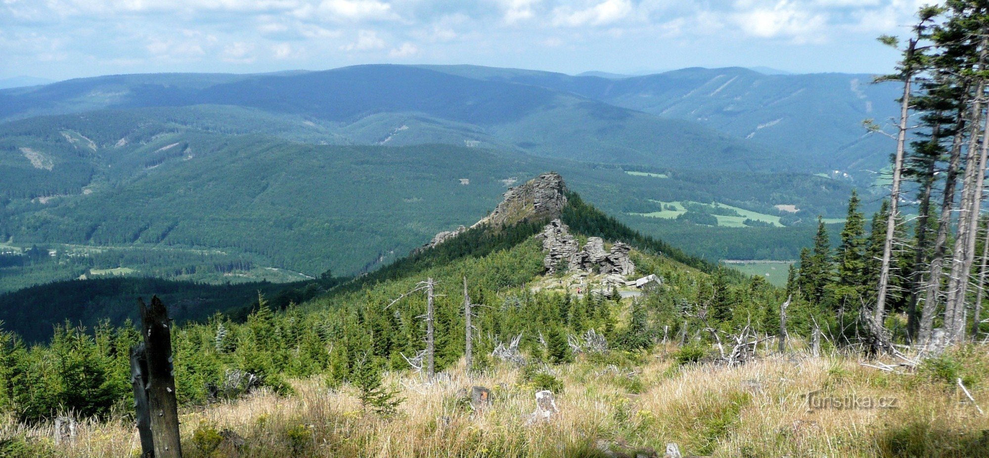 DE JESENÍK A ŠÉRAK, A LO LARGO DEL ARROYO RUIDOSO Y HASTA REJVÍZ