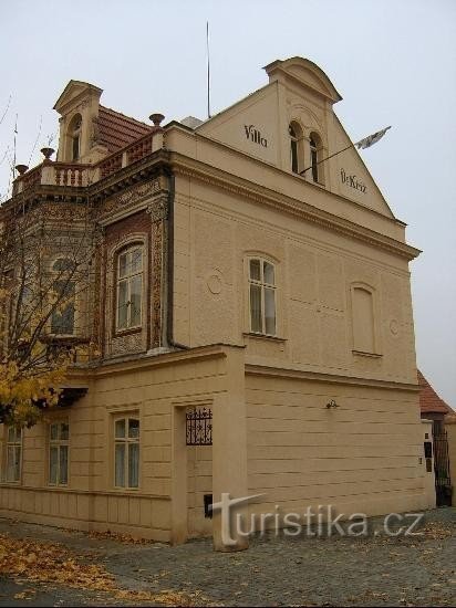 Od południowego wschodu: Muzeum organizuje tu wystawy krótkoterminowe, imprezy towarzyskie i kulturalne.