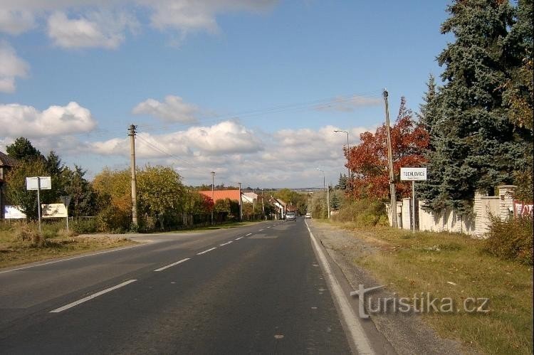 Von Südosten: Dorf von Südosten, Straße Nr. 606