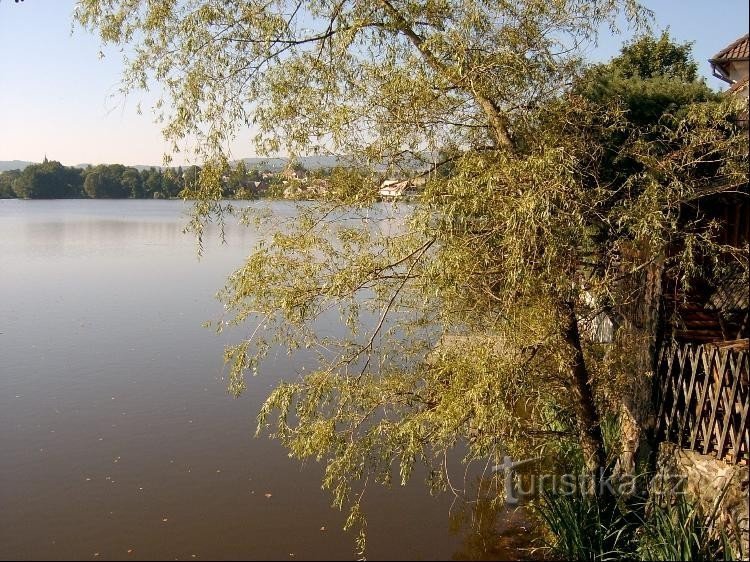 Délről: Podzámecký-tó déli oldaláról nézve