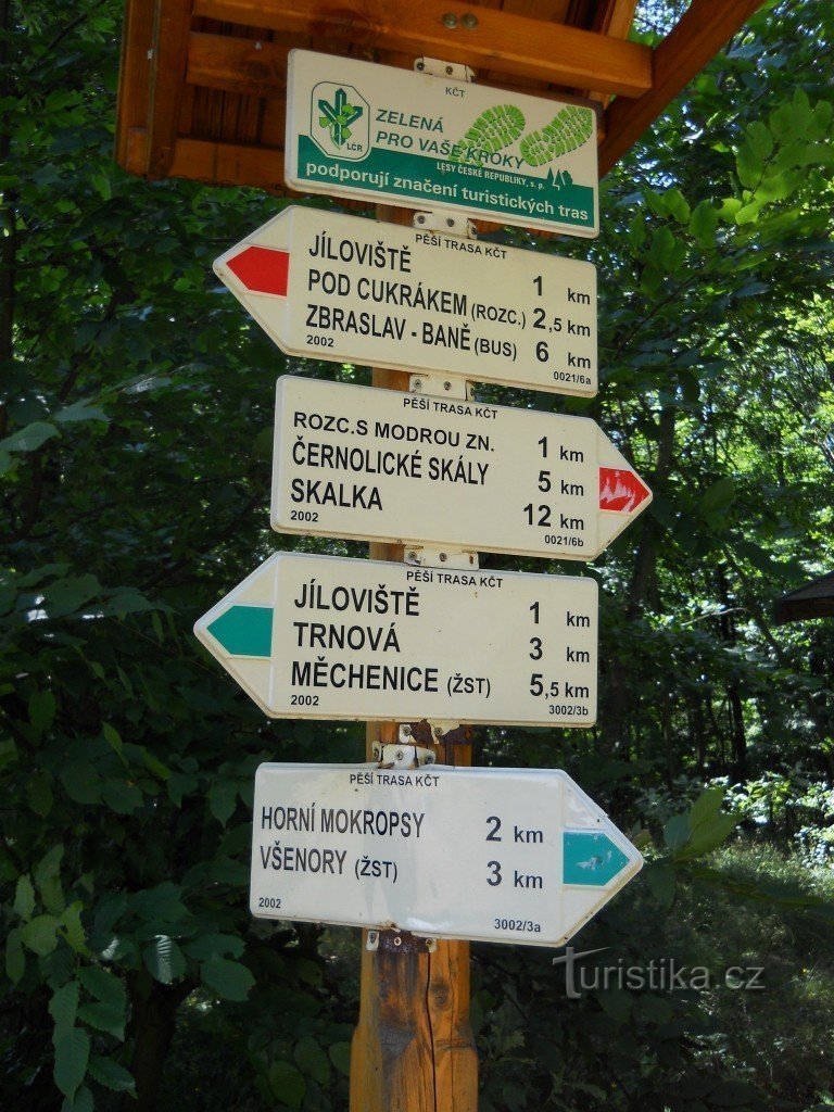 Z Jíloviště přes Černolické skály