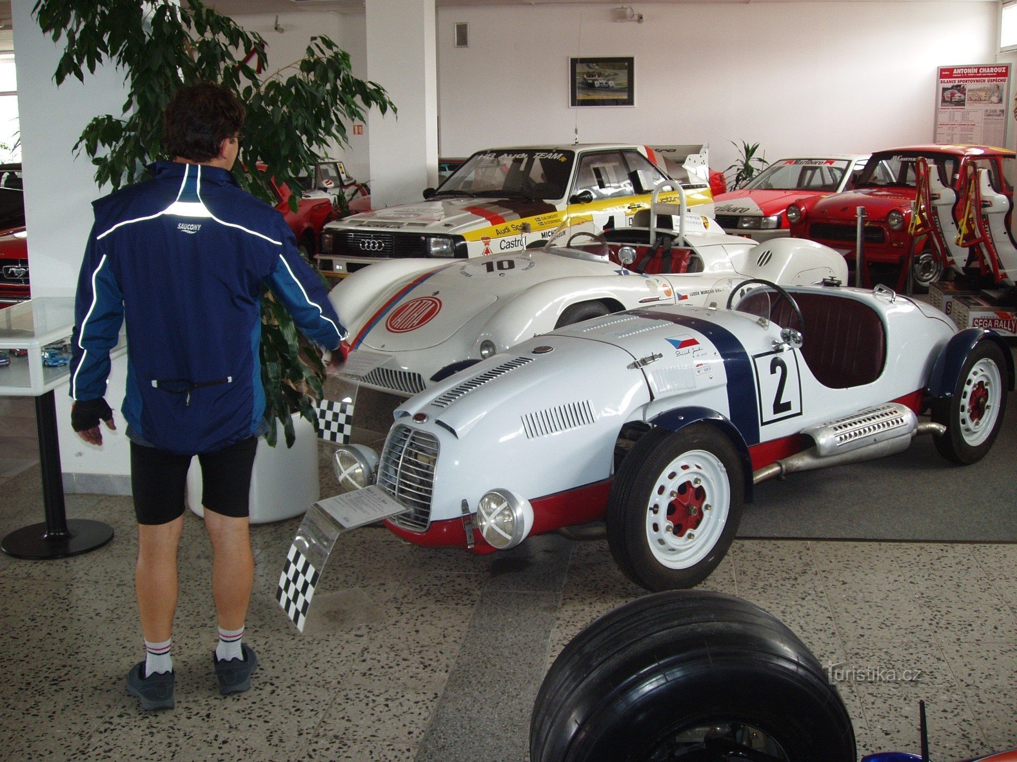 Fra Křivoklát til Lán for en rundvisning i Sports Car Museum