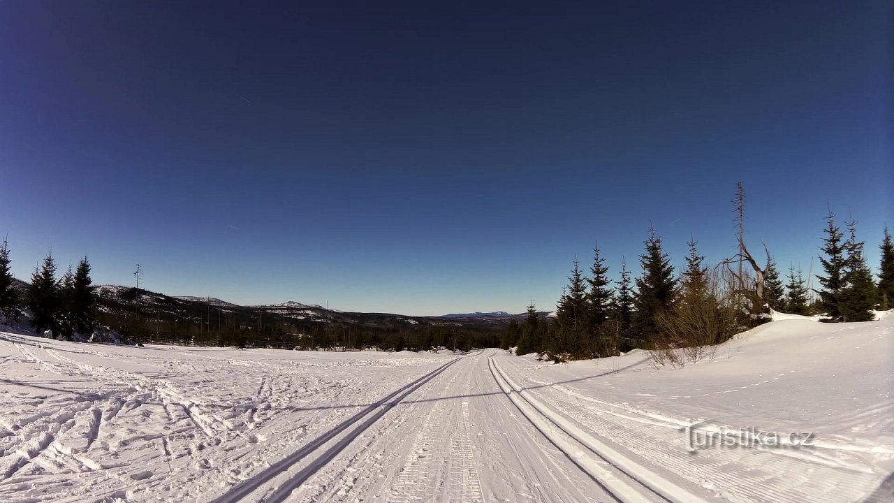 Od Kvilde na skijama za trčanje kroz izvore Vltave, Modrave i Horske Kvilde natrag do Kvilde.