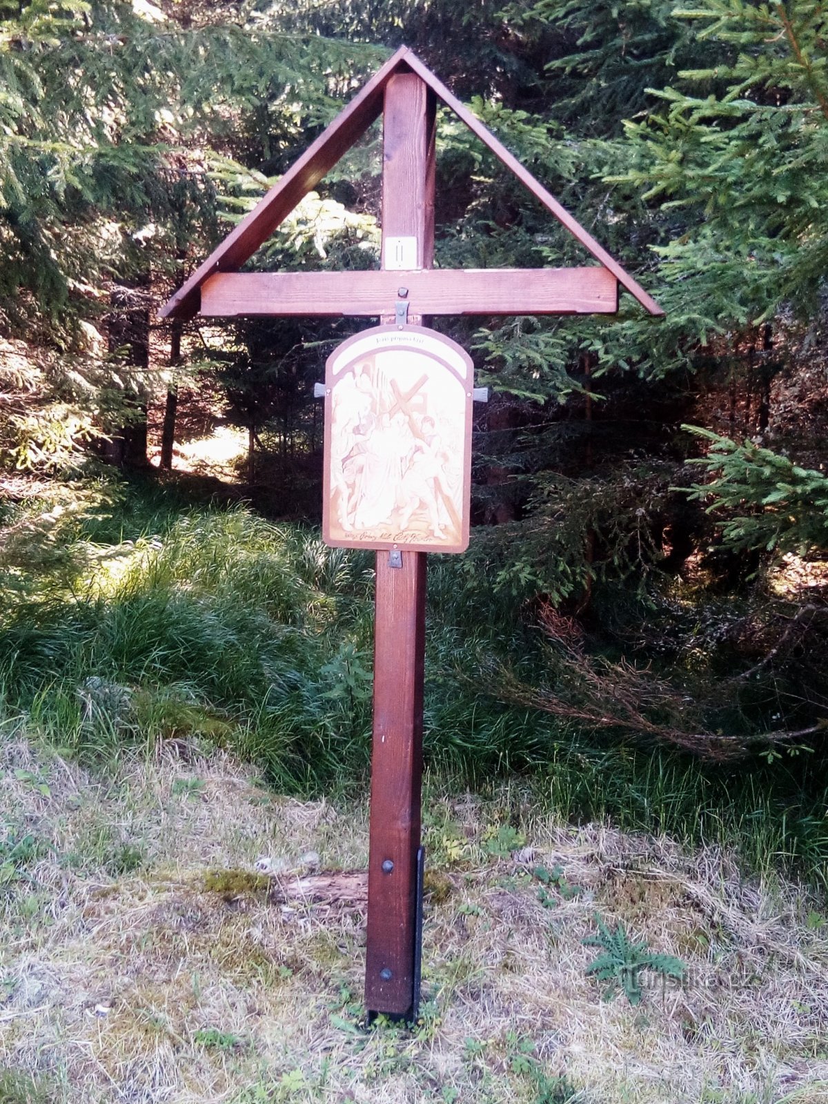 Van Lenora naar het Zwarte Kruis via de gerestaureerde kruiswegstaties en de Stožecka-kapel