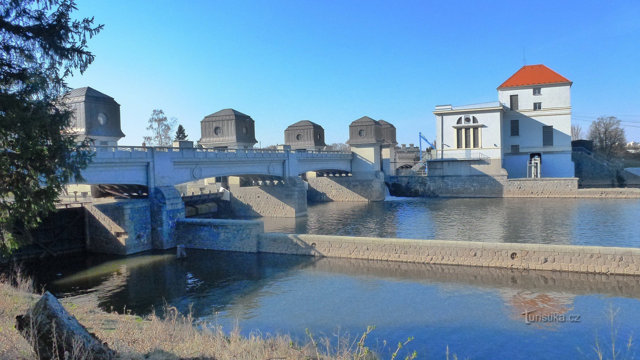 Břehyの村の左側に小さな水門があります