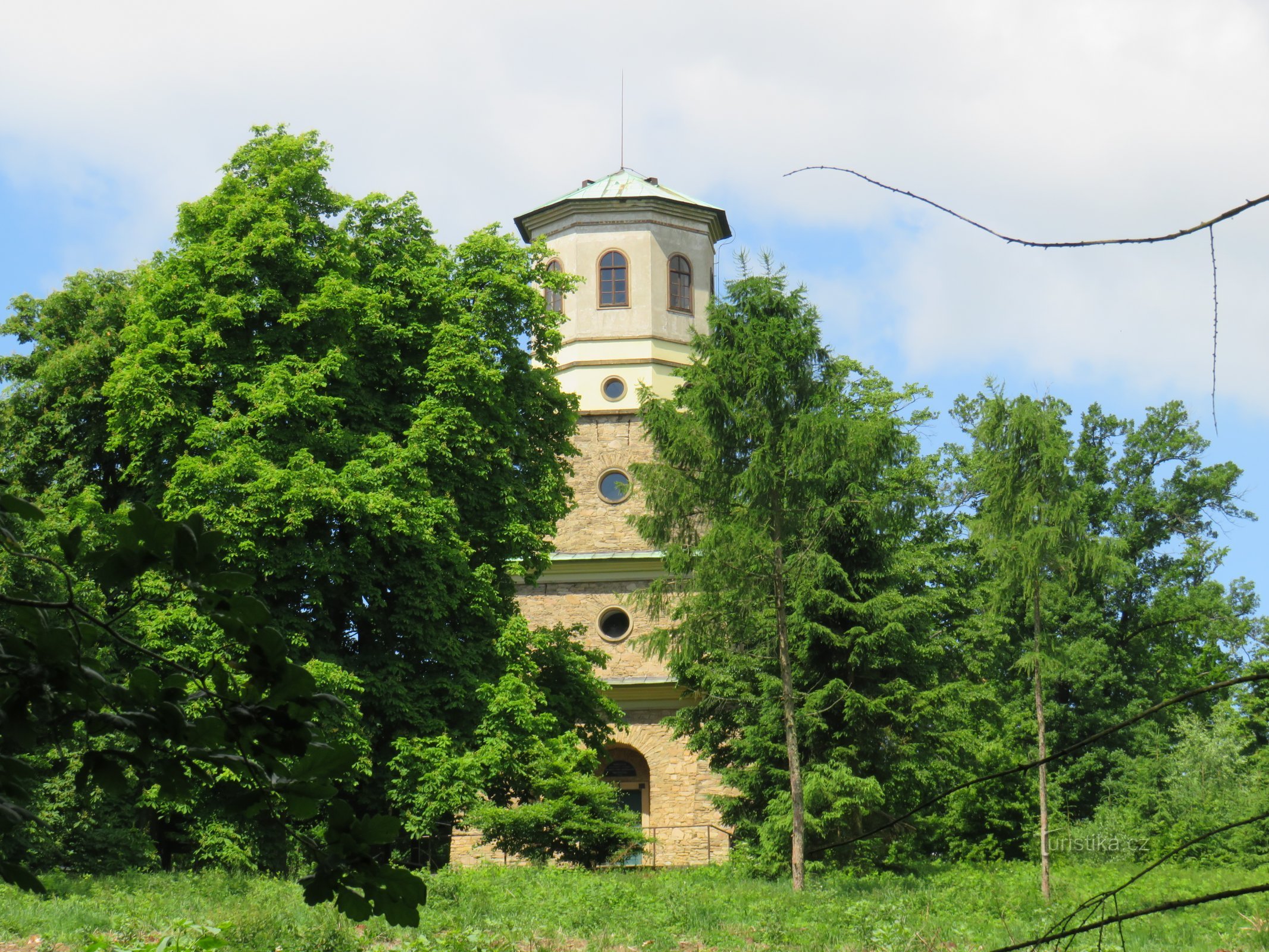 De Mohelno à la tour de guet fermée et à la place