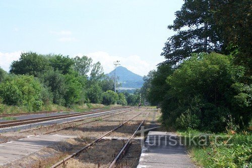 Lâu đài Ronov có thể nhìn thấy từ nhà ga trong nền