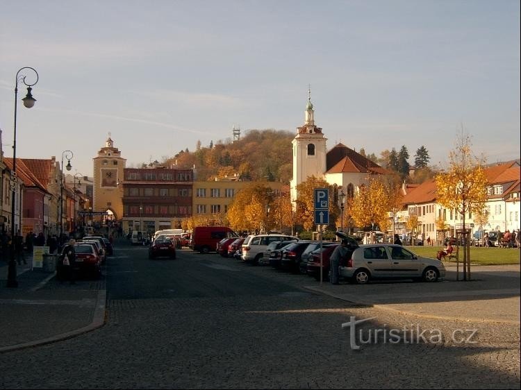 Från torget: utsikt över Městská Hora från Husova náměstí