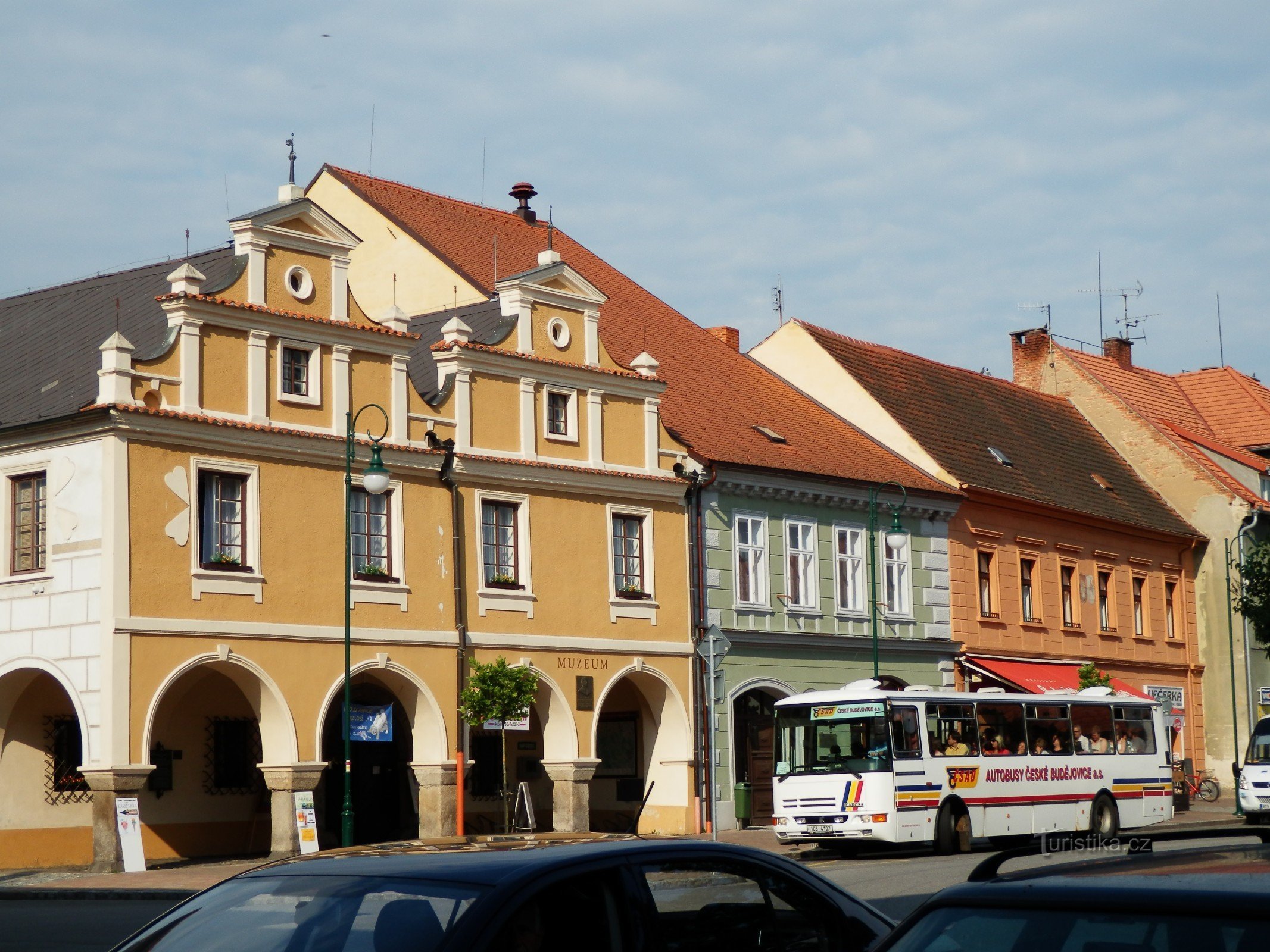 Von Netolic nach Vodňany über die Burg Kratochvíle, den Wallfahrtsort Lomec und andere Denkmäler