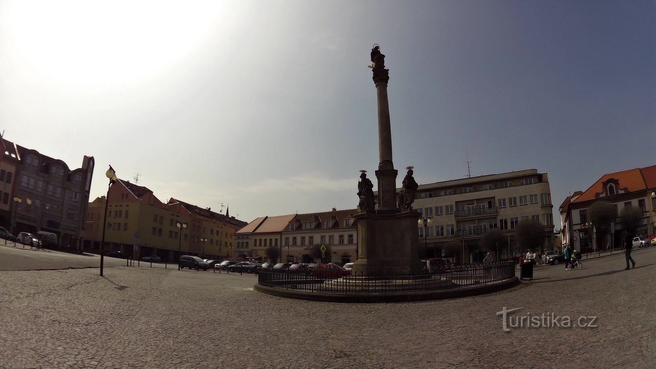 Z Nymburka okolo píšečných dun, přes Sadskou a  Poděbrady zpět do Nymburka