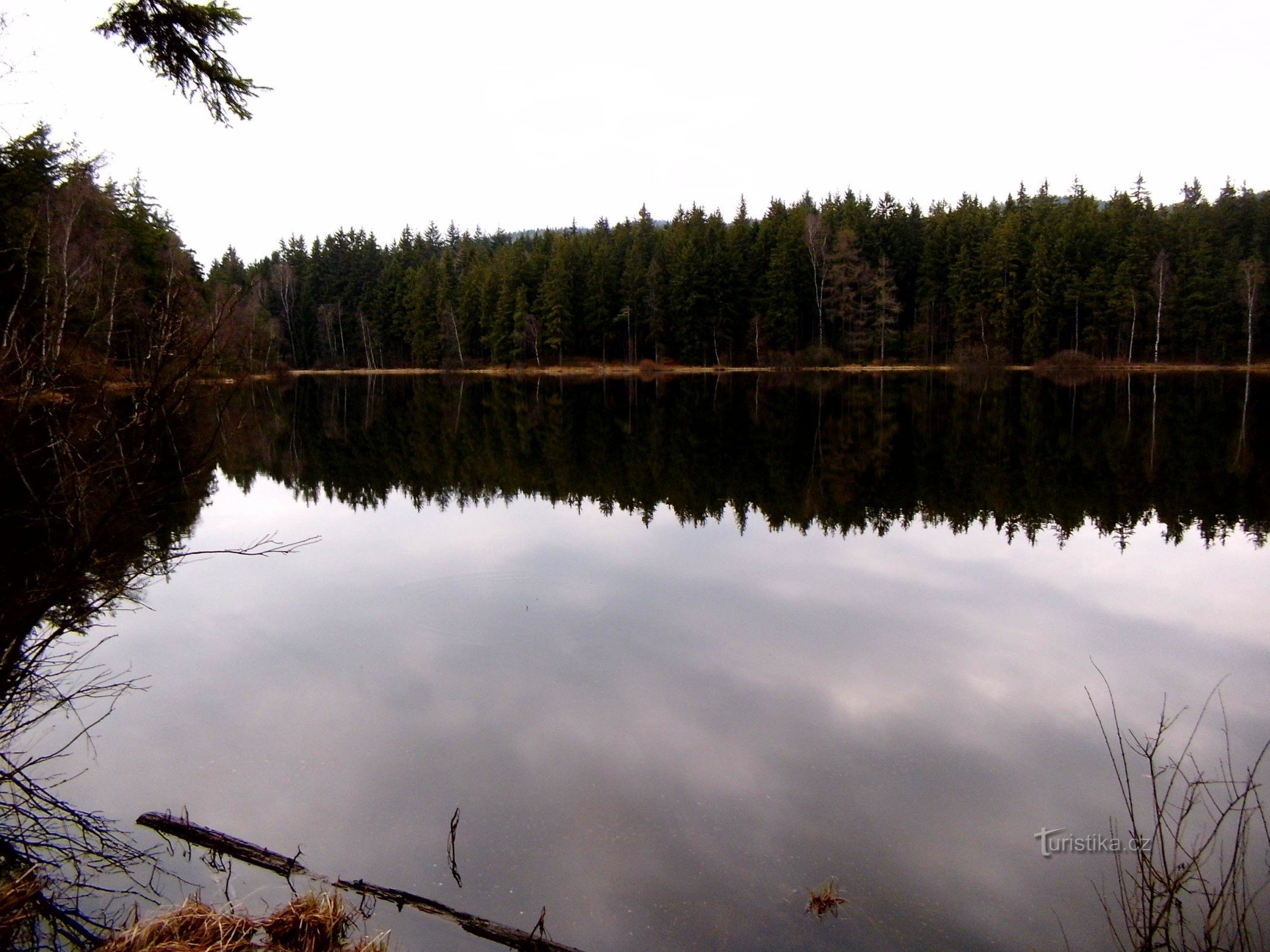 De la Oldřichov la Hroznětín printr-un lac misterios și un cimitir evreiesc