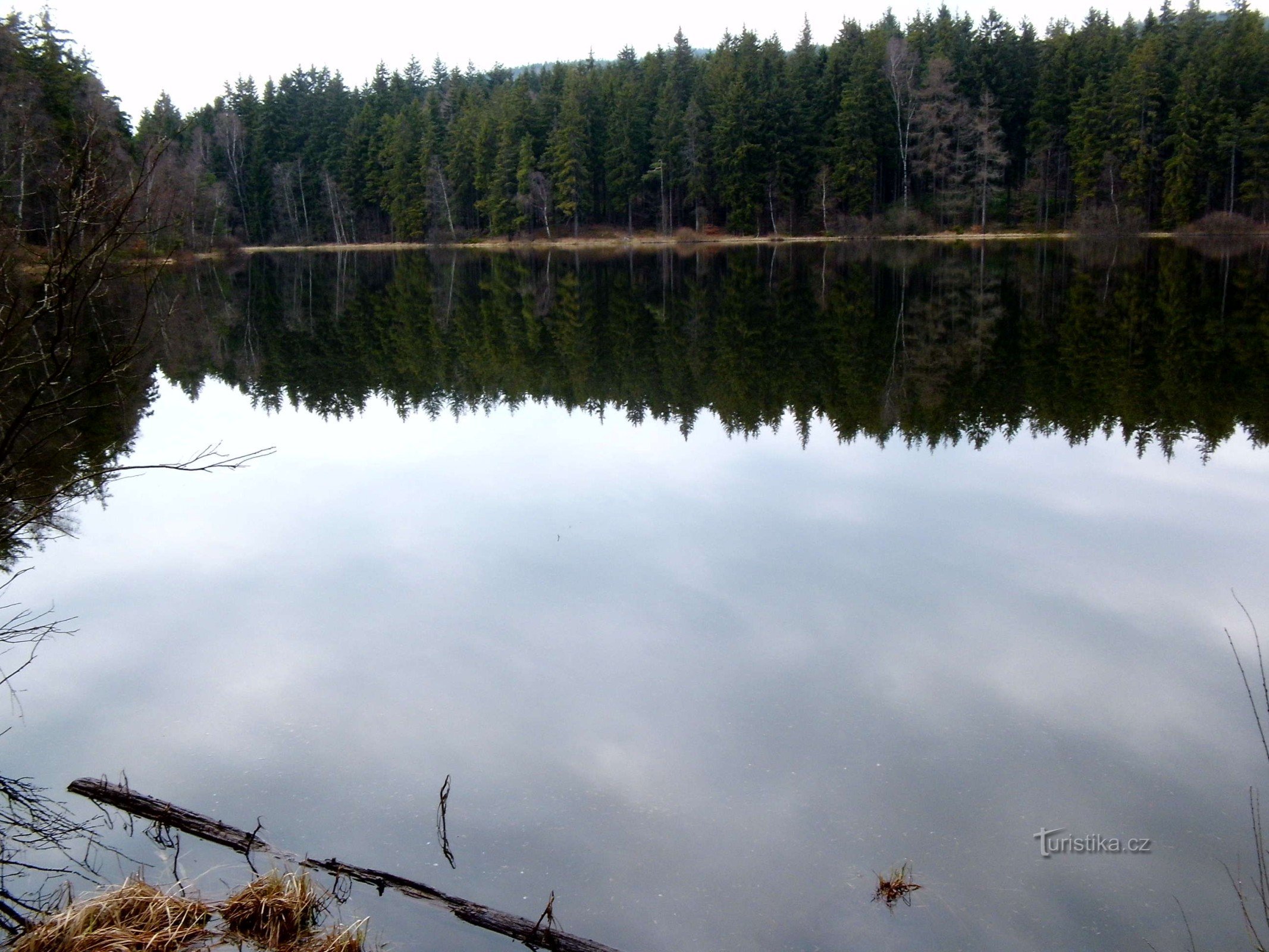 From Oldřichov to Hroznětín via a mysterious lake and a Jewish cemetery