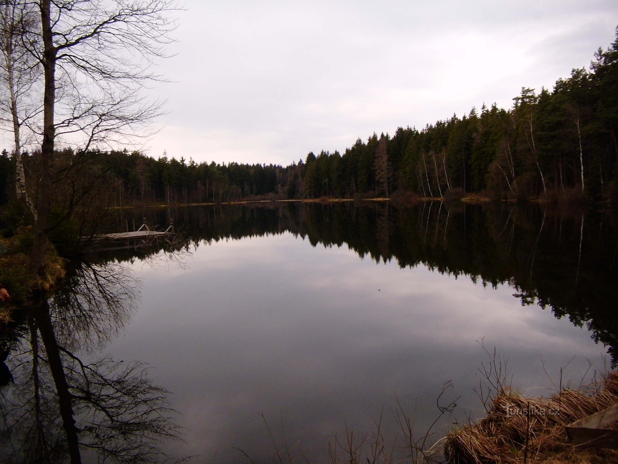 From Oldřichov to Hroznětín via a mysterious lake and a Jewish cemetery