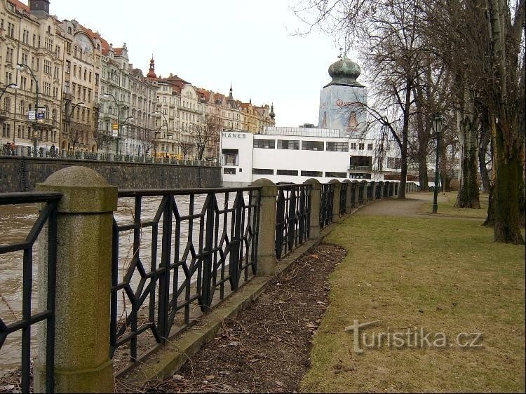 S otoka Žofína: Izvanredna zgrada smještena na nasipu Vltave i dobro poznata kod kuće