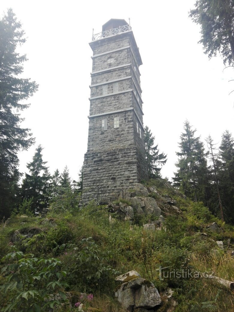 Von Pernink nach Hamrů über Dračí skála und den Aussichtsturm Pajndl