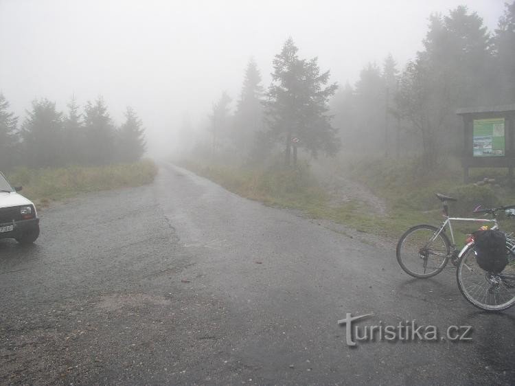 霧の中の Pěticestí から Kunstátská kapli まで: 真ん中にはサイクリストのためのアスファルト バンカー