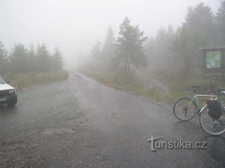 De Pěticestí au Kunstátská kapli dans le brouillard : Au milieu, un bunker asphalté pour les cyclistes