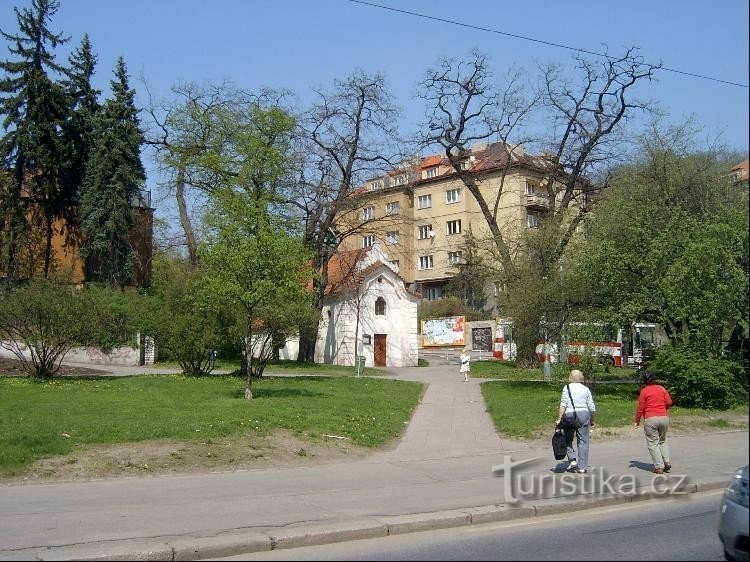 De Plzeňská à capela: Vista da rua de Plzeňská à capela da Assunção da Virgem Maria