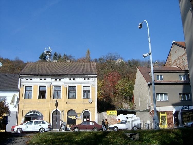 Vanaf de Plzeňská-straat: uitzicht op Městská Hora vanuit het zuiden, vanaf de Plzeňská-straat