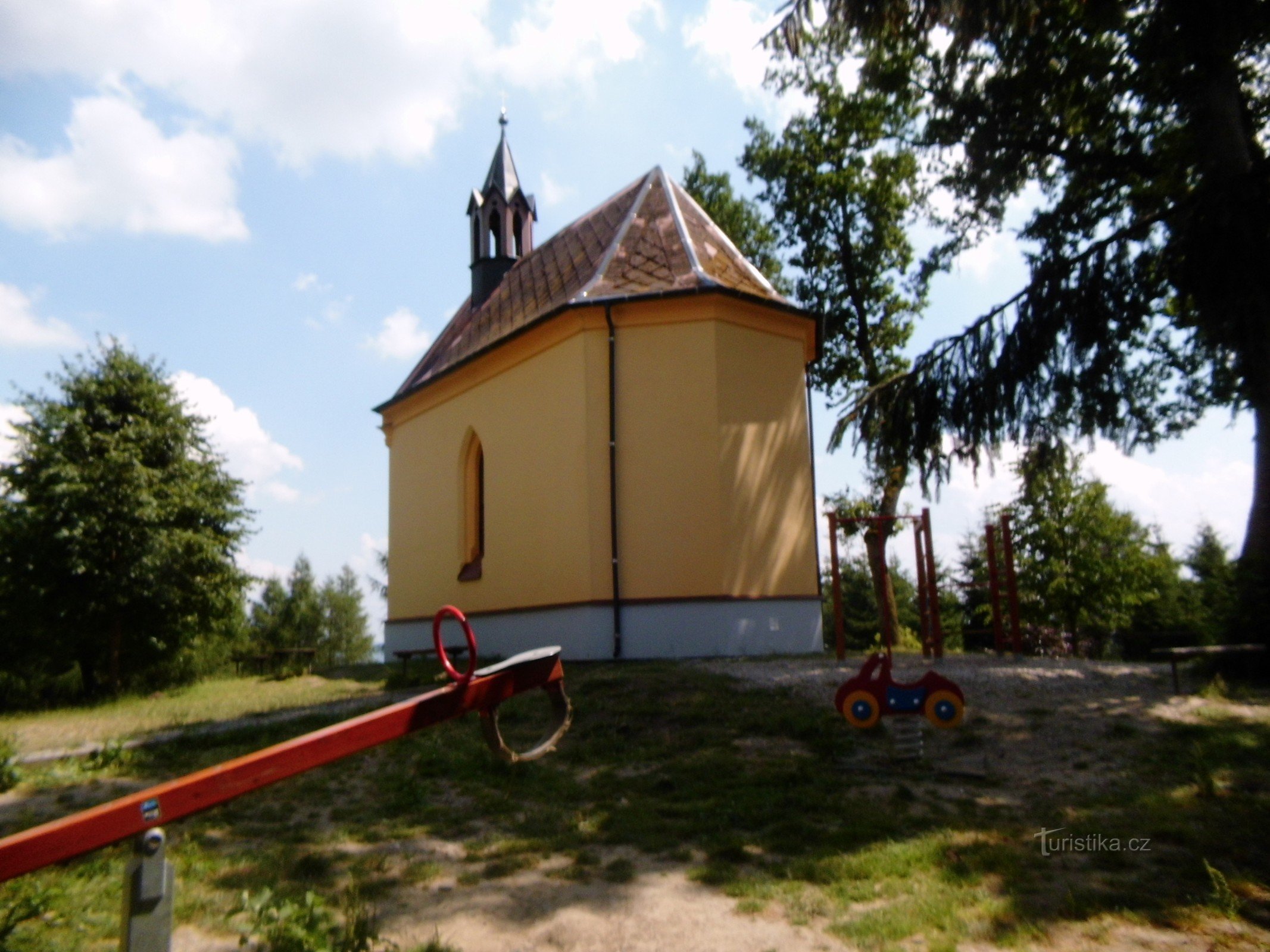 De Pocinovice a Kdyn através da torre de vigia e da capela de St. Mercados