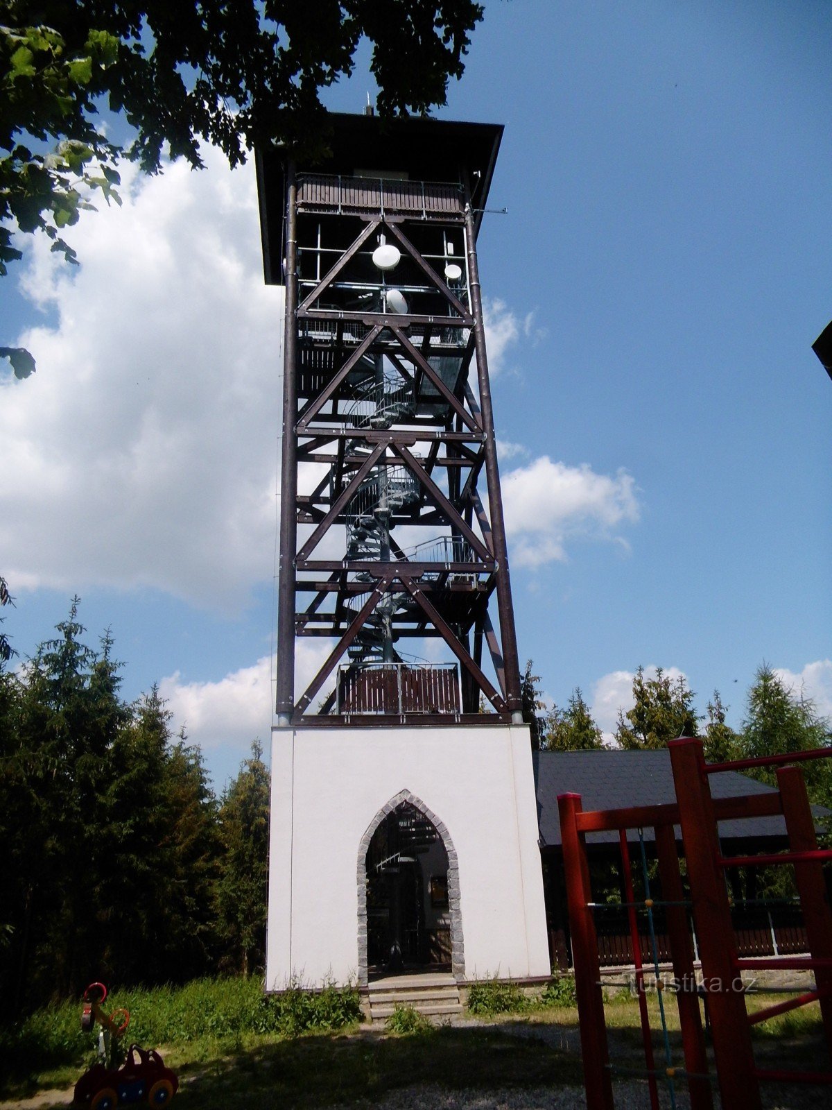 Von Pocinovice nach Kdyn über den Aussichtsturm und die Kapelle St. Märkte