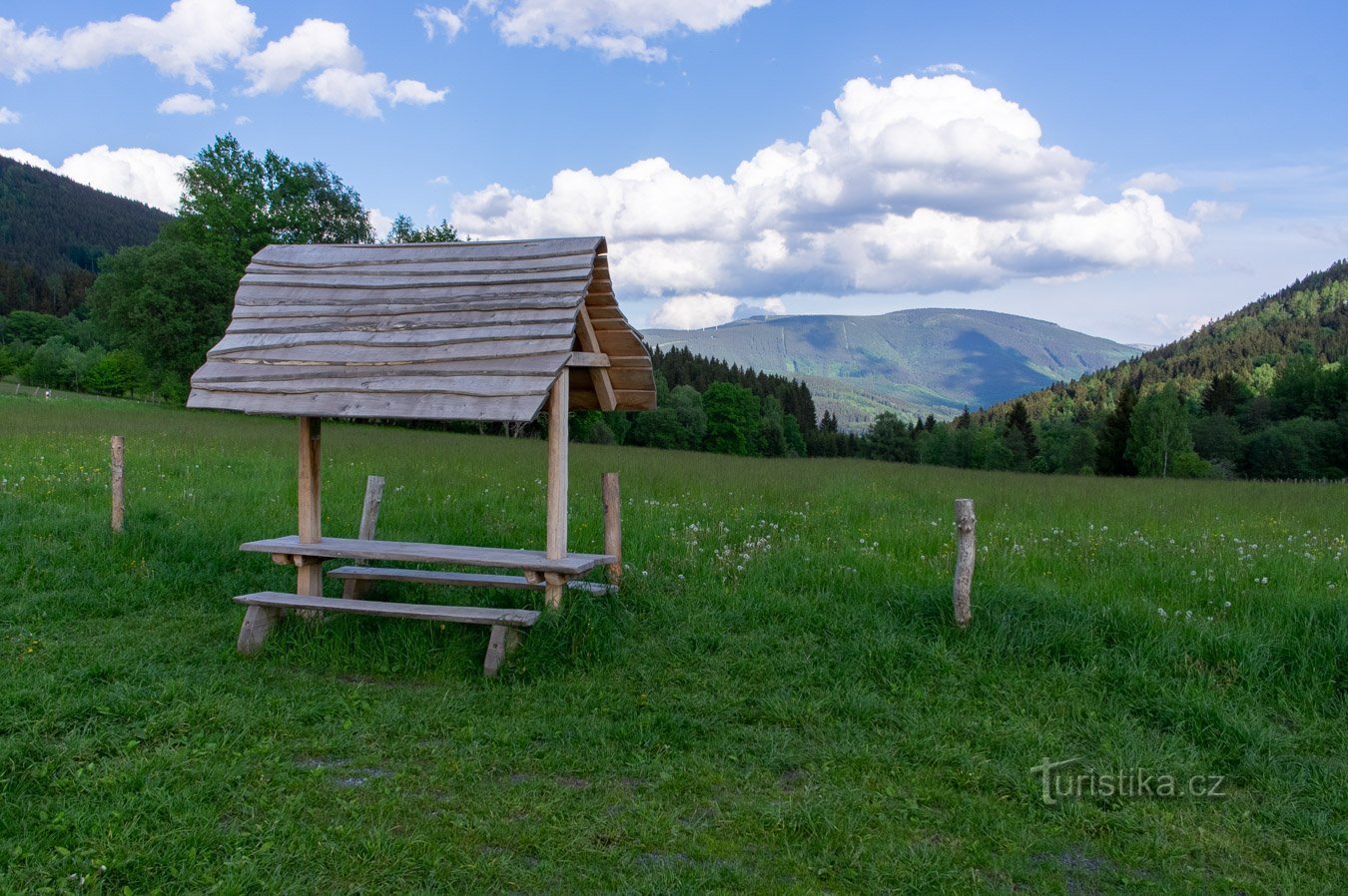 Přemyslovské の鞍部から、Mravenečník と Praděd を眺める