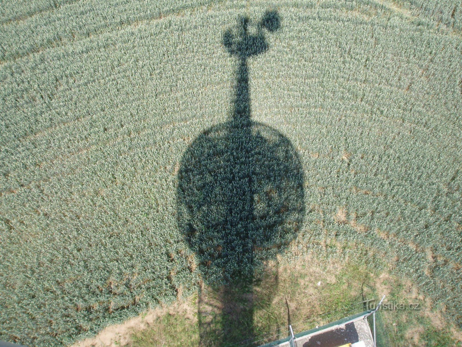 Vanaf de uitkijktoren kun je dezelfde uitkijktoren zien, geprojecteerd in het veld