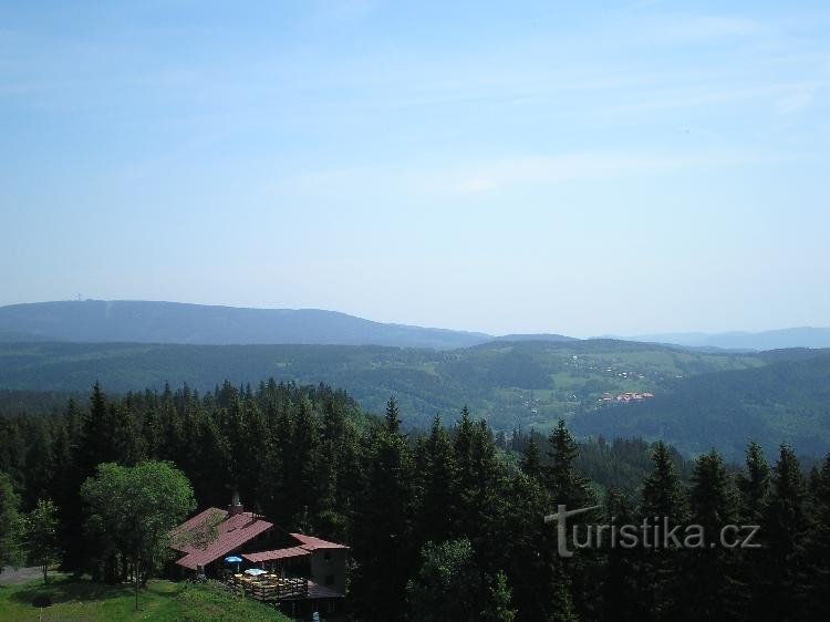 od osmatračnice: do Klínovec, Mariánská i Doupovské planina s desne strane