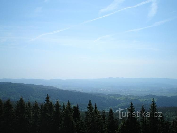 από τον πύργο παρατήρησης: στις πλαγιές των Ore Mountains στο νησί με τα βουνά Doupovské στον ορίζοντα