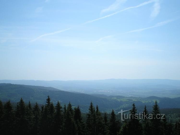 vom Aussichtsturm: über die Hänge des Erzgebirges auf die Insel mit dem Doupovské hory am Horizont