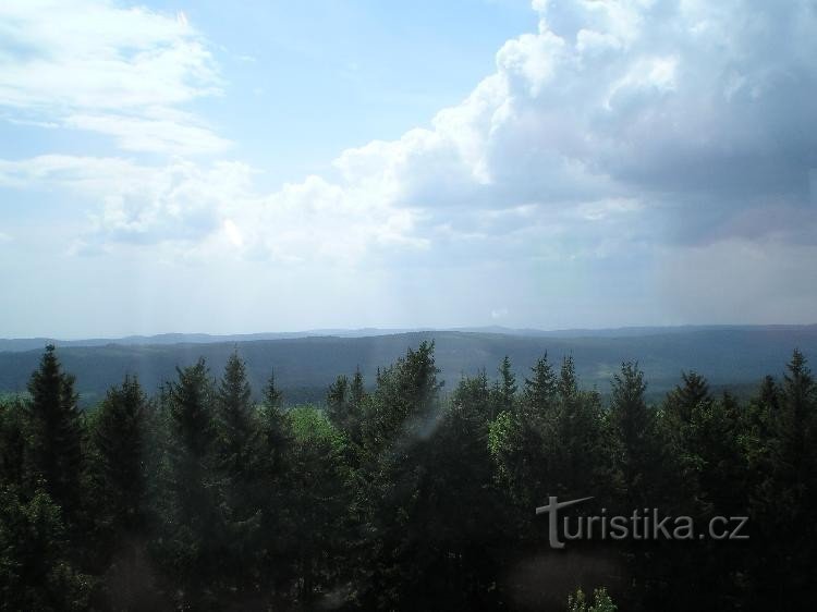 s vidikovca: oblaci koji se povlače nad zapadnim vrhovima Rudnih planina