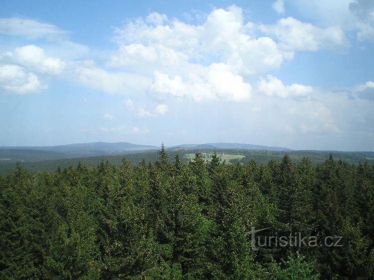 vom Aussichtsturm: Bludná im Vordergrund, Božídarský Špičák erhebt sich darüber, Fic am Horizont