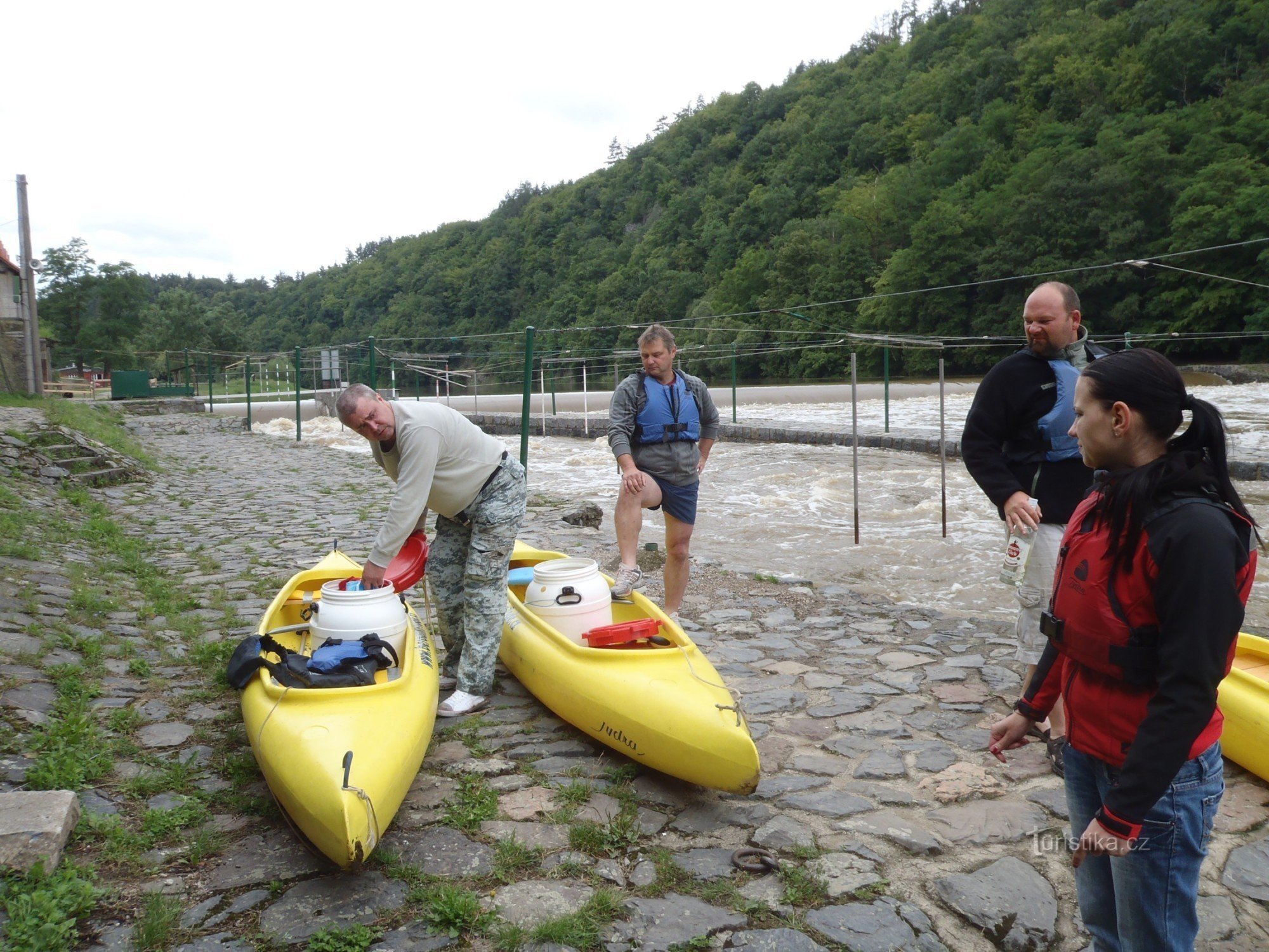 Von Roztoki nach Beroun mit dem Boot