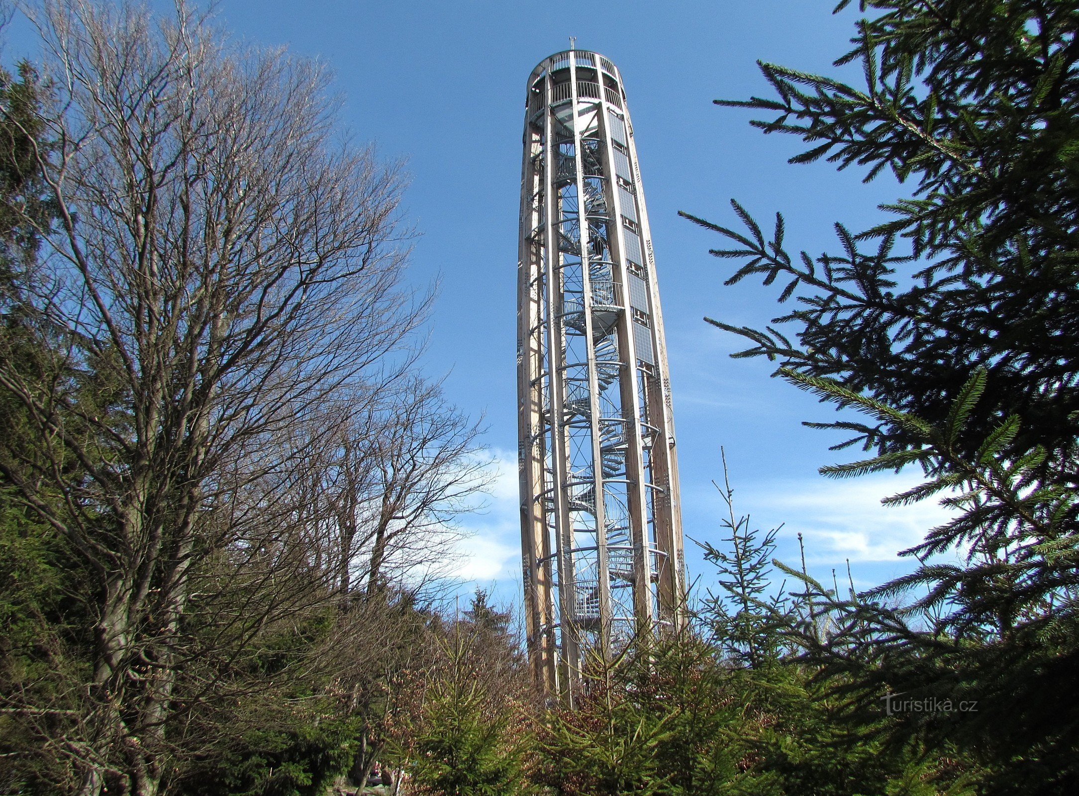 Da Tesák attraverso PP Orlí hnízdo fino alla torre di osservazione di Kelčské Javorník