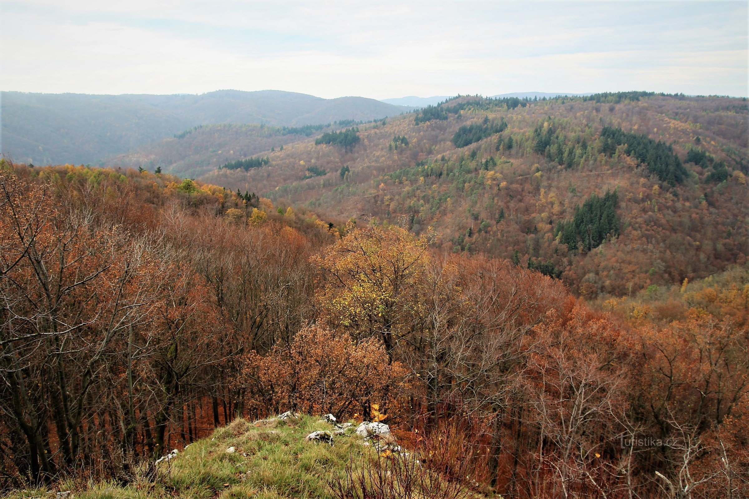 From the Tiché viewpoint there is a wide view of the opposite side of the valley in the direction of Mách's monument