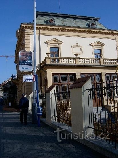 Vanaf Politický vězňů Street: Park met een fontein en een standbeeld van J. Živce naast de villa, n