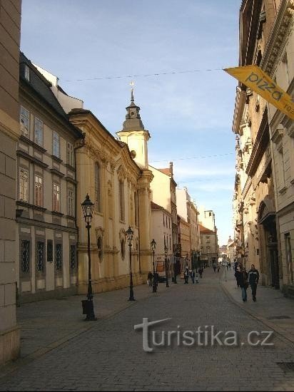 从 B.Smetany Street