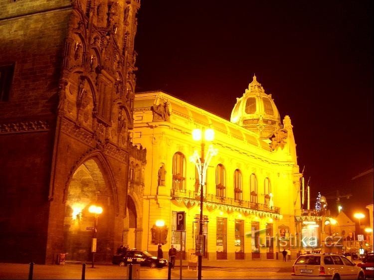 Desde la calle Na Příkopě: Art Nouveau y hoy ya reconocido desde el punto de vista arquitectónico edificio O