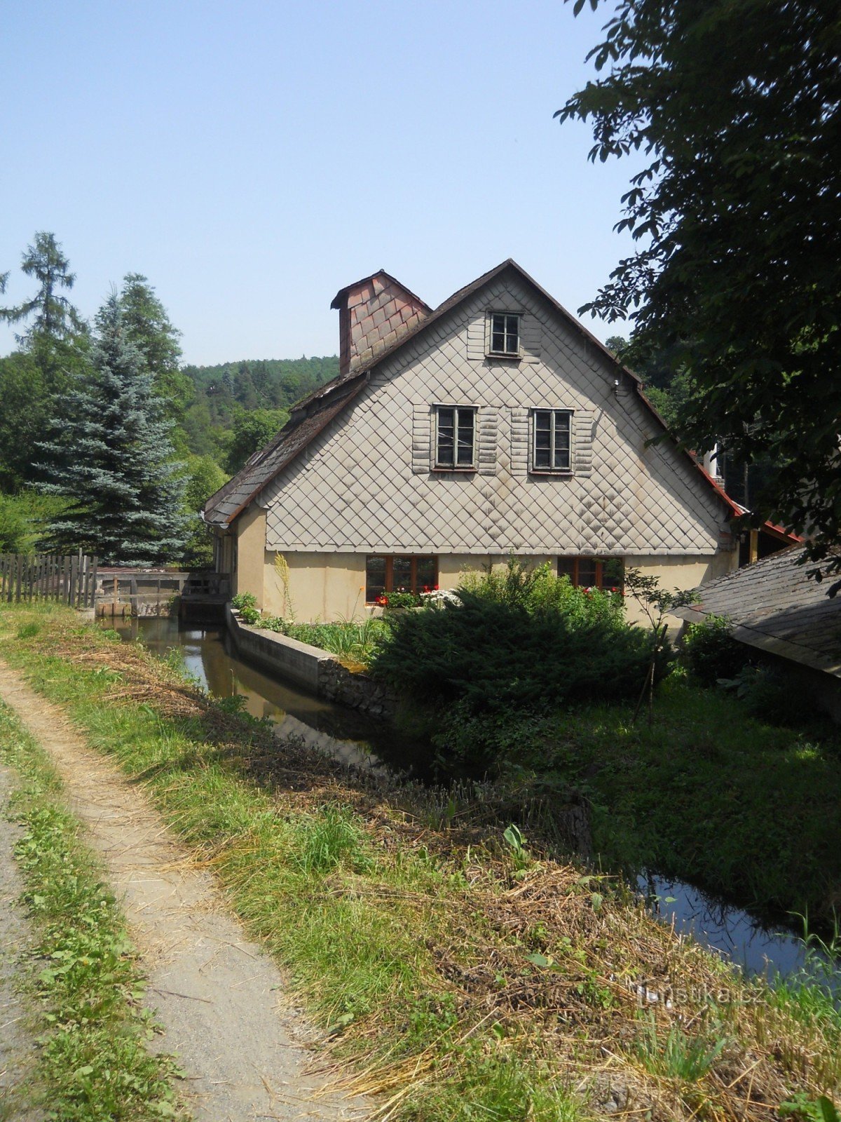 Unhoštěsta Unhoštěen kahdeksan myllyn kautta