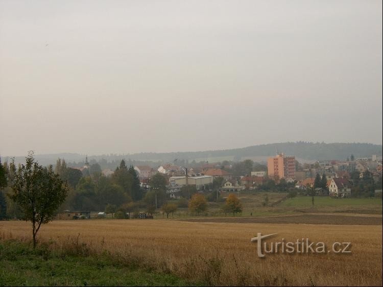 Depuis l'est : le village depuis l'est, vue depuis la route n°114