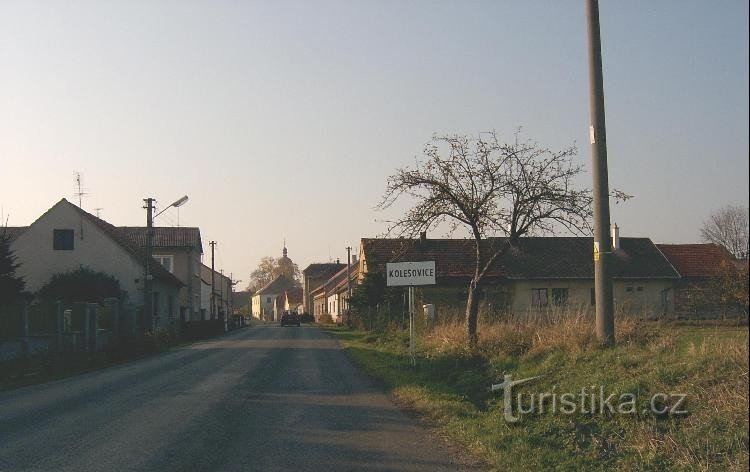 Från öster: byn från öster, från vägen till Kněževes