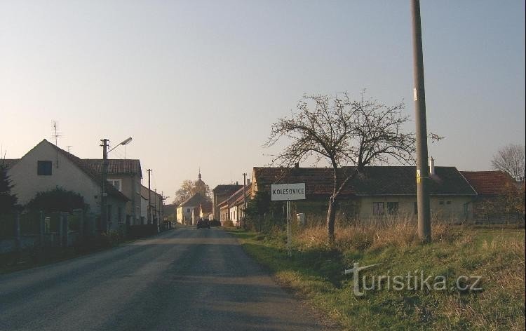 Z vzhoda: vas z vzhoda, od ceste proti Kneževemu