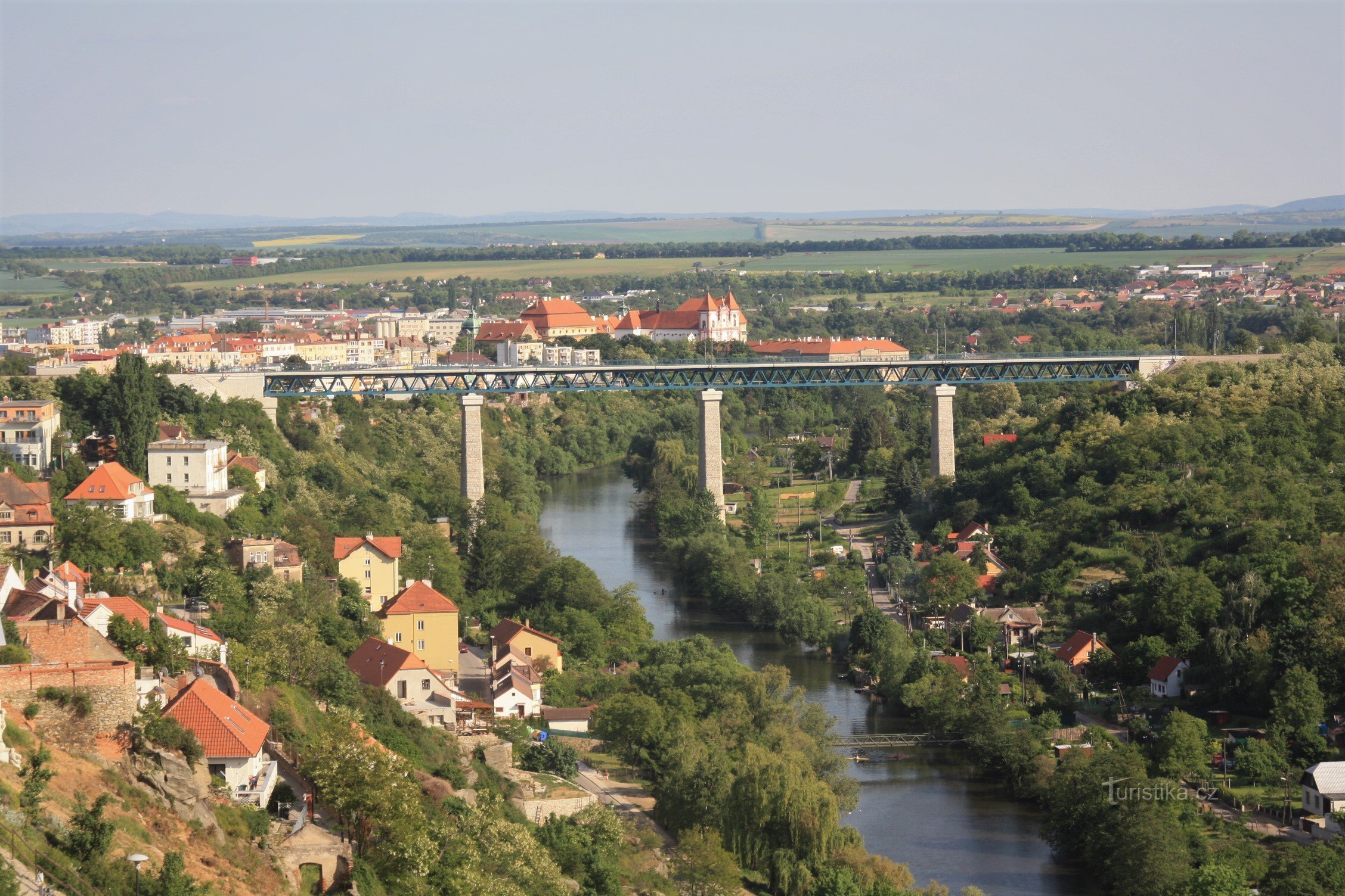 Desde el mirador también hay una vista única del valle del río Dyje al viaducto ferroviario y Lo