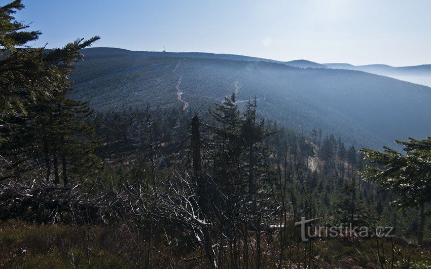 De Výrovka na Prada au milieu de la crête à droite à flanc de colline se trouve le chemin communiste