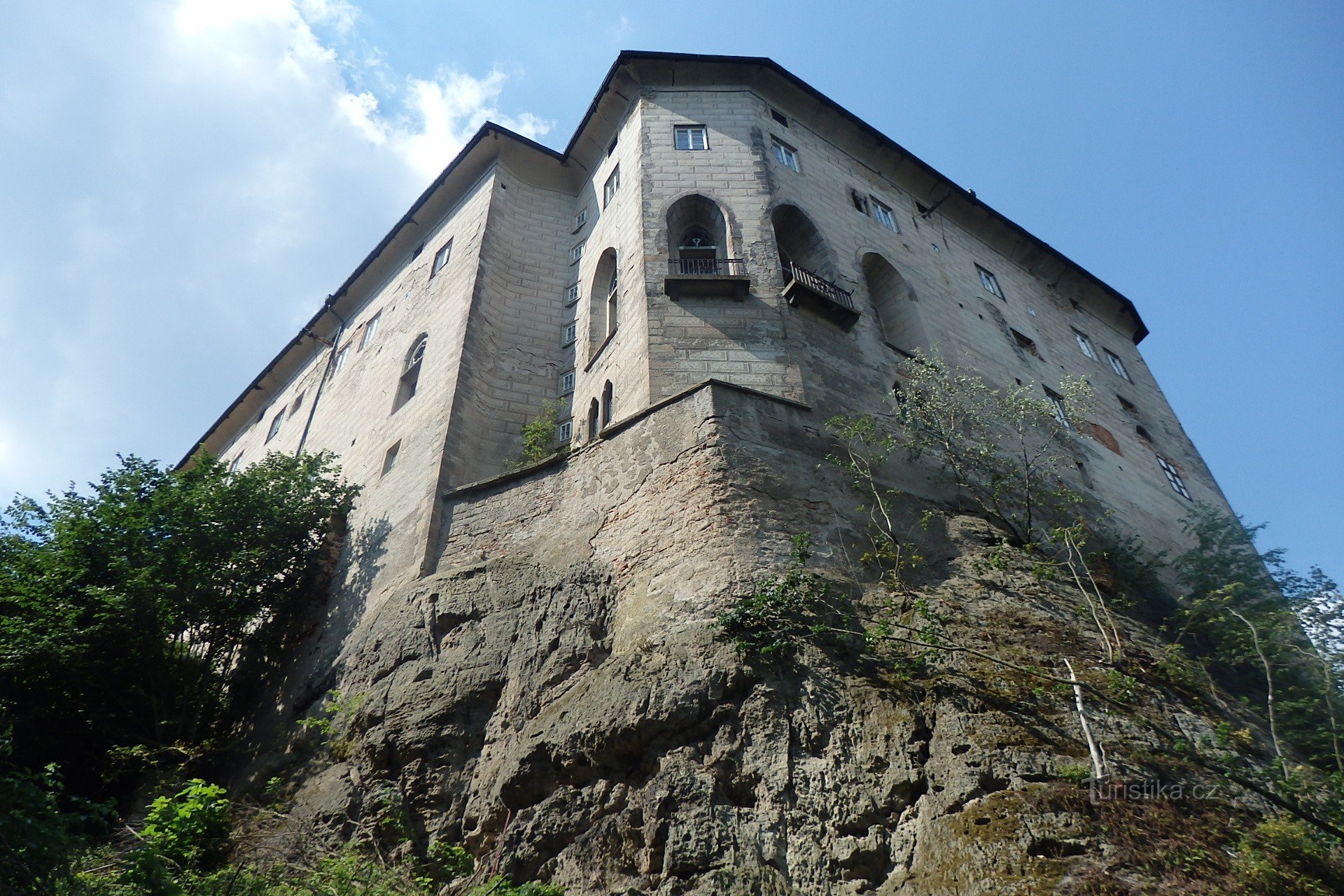 Atrás dos demônios para o Castelo Houska