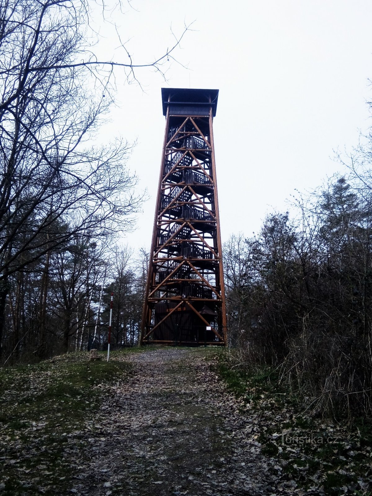 Hinter dem Aussichtsturm Drtinová und Blick auf die Moldau